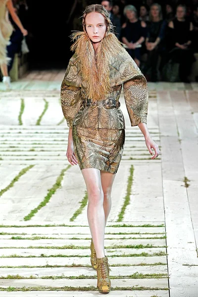 Look 18